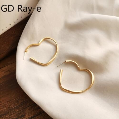 New Fashion Charm Dangle Earring Matte Gold Heart Hoop Earrings Simple Lovely Twisted for Women Bangle Party Body Jewelry 1987