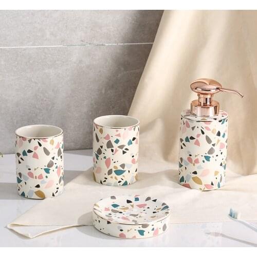 Bathroom Wash Creative Ornaments Toothbrush Cup Soap Dispenser Soap Dish Couple Ceramic Mouthwash Cup Bathroom Accessories Set