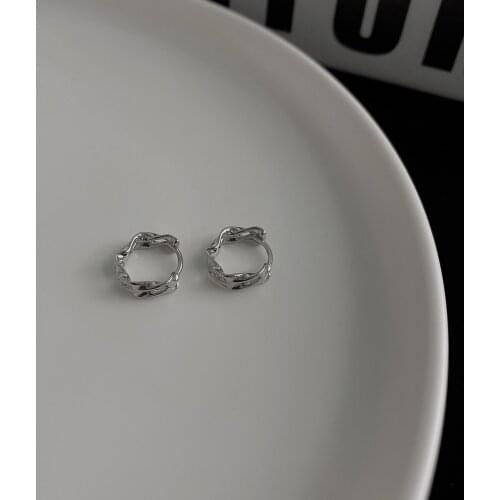 QiLuxy Punk Twist Metal Circle Earrings for Women Fashion Simple Silver Color Wavy Hoop Earrings Party Jewelry