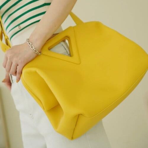 2021 Famous Brand Desginer Style Women Handbag Point Triangle Shoulder Bag Large Size Cowhide Leather