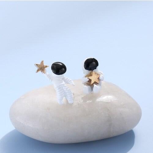 New Fashion Creative Cute Astronaut Stud Earring for Women Personality Asymmetric Earrings