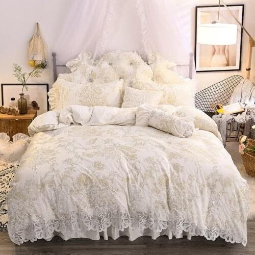 Super Soft Carved Velvet Fleece Princess Wedding Bed Skirt Lace Edge Bedding Set Furry Quilt Cover Bed Comforter Set Bedspread
