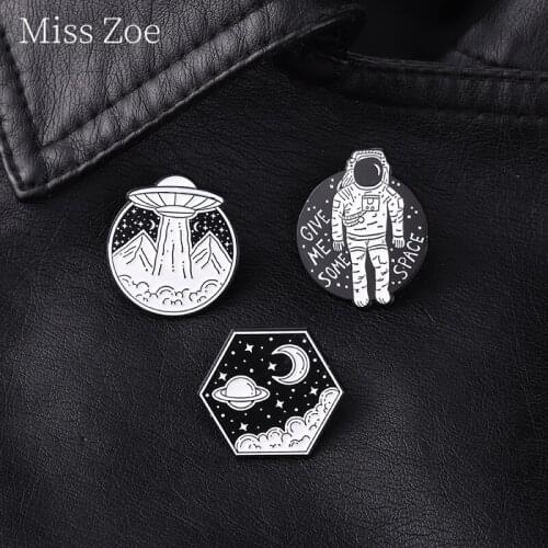 Spaceman Astronaut Take Off Lapel Pin The Milky Galaxy Planet Ufo Brooches Metal Badges Kid Friends Jewelry Gift For Space Lover