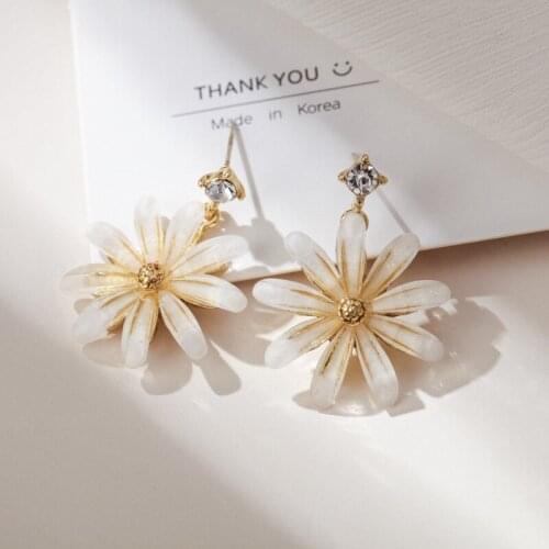 Fashion Sweet Little Daisy Stud Earrings Accessories Resin Chrysanthemum Crystal Geometric Flowers Earrings for Women Jewelry