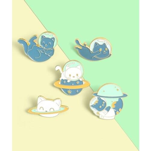 Cats Astronaut Enamel Pins Explore Space Universe Planet Animal Brooches Lapel Badge Jewelry Gift for Kids Friends Wholesale