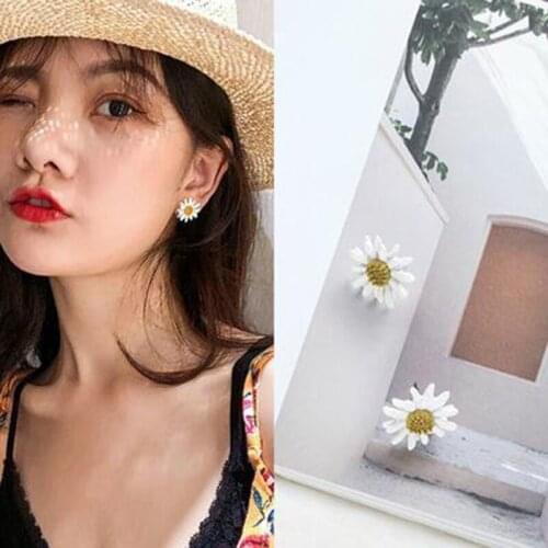 Summer Fresh Hot Anting Tusuk Model Kelopak Bunga Daisy Simple cute Small Flower Earrings Untuk Wanita
