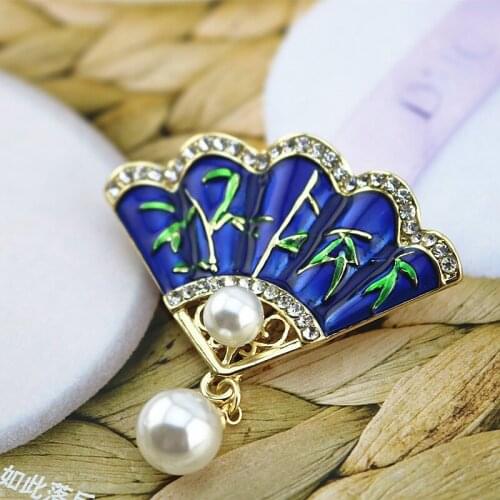 2018 free shipping New retro elegant style Enamel fan imitation pearl personality fashion brooch female Coat shawl collar