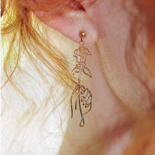 Fashion Gold Hand Holding Rose Flower Dangle Earrings for Women Trendy Romantic Earring Jewelry Gifts