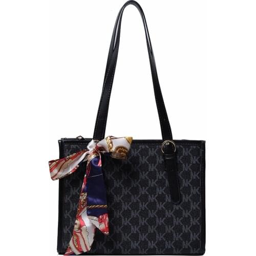 Womens Large Letter Classic Tote Bag 2021 Hit Trend Designer Luxury Handbag For Girls Fashion Leather Silk Scarf Shoulder Bags