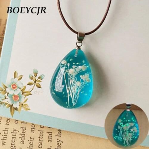 BOEYCJR Resin & Dried Flower Necklace Handmade Glowing in the Dark Pendant Necklace Beads Necklace for Women Gift