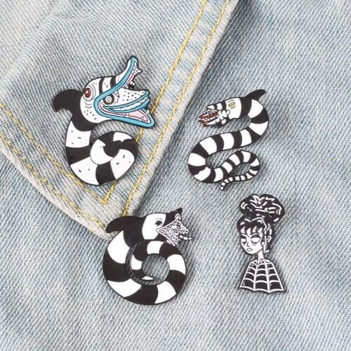 Different kinds of snake head and spider beauty spider web exaggerated personality brooch punk wind clothes backpack jewelry