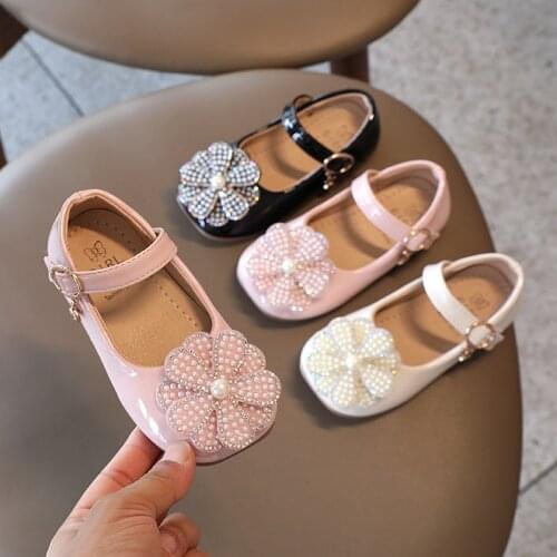 Girls Princess Shoes 2021 Autumn New Soft Bottom Paint Leather Shoes Girl Pearl Flowers Sweet Cute School Shoes Casual Flats Hot
