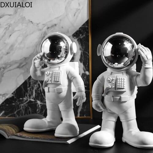 DXUIALOI European Creative Astronaut Decoration Resin Crafts Housewarming Gift Home Living Room TV Cabinet Bedroom Decoration