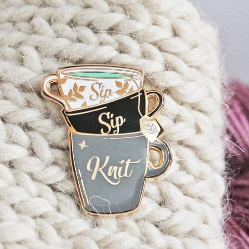 Sip Sip Knit Weave Hard Enamel Pin Fashion Simplicity Stacked Cup Medal Brooch Craft Jewelry Knitters Flair Tea Enthusiast Gift
