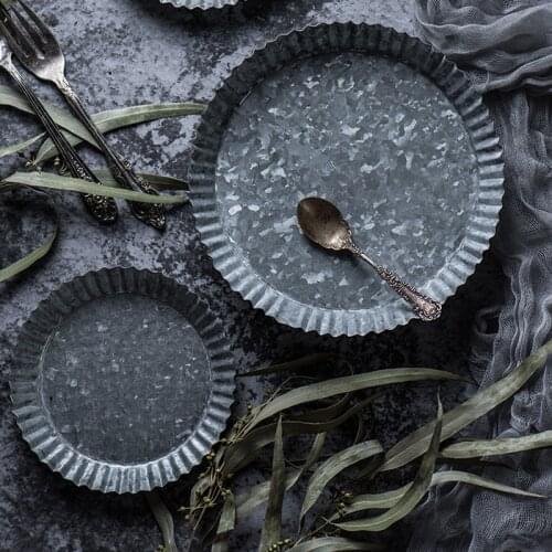 Retro Iron Bread Trays Petals Edge Vintage Round Handcrafted Cake Snack Plate Photography Props Metal Storage Decor Pan Tray
