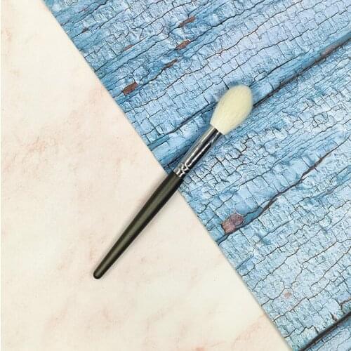 1Pcs Small Face Makeup Brush High-quality Blush Brush High Gloss and Brighten Wooden Handle Professional Makeup Tool