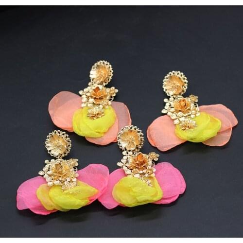 Exquisite fashion Baroque earrings New Baroque Metal Flower Lace Petals Long Personality Stud Earrings Exaggerated 885