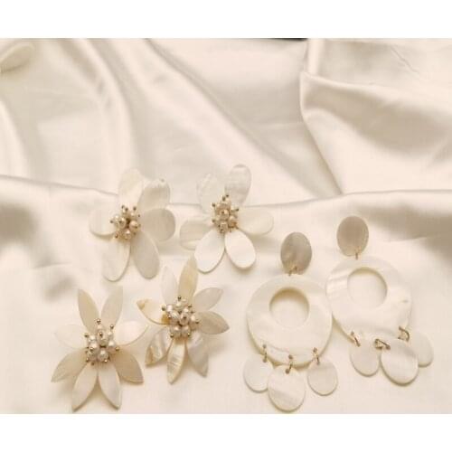 Japanese and Korean style fashion temperament beautiful net red female earrings earrings E52 real pearl shell Handmade