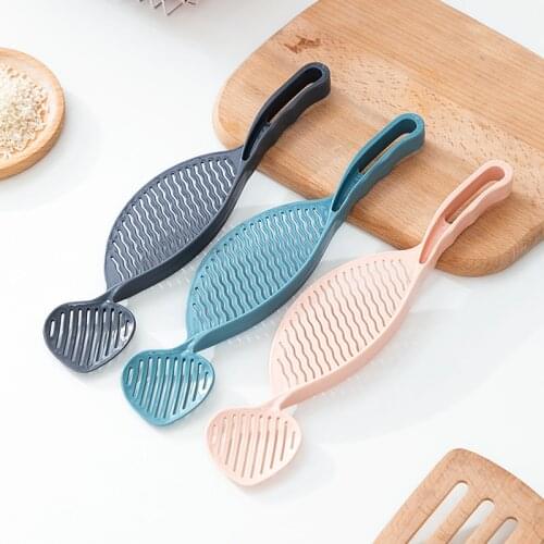 045 Kitchen rice washing device does not hurt hands household plastic rice washing spoon multi-function rice washing tool