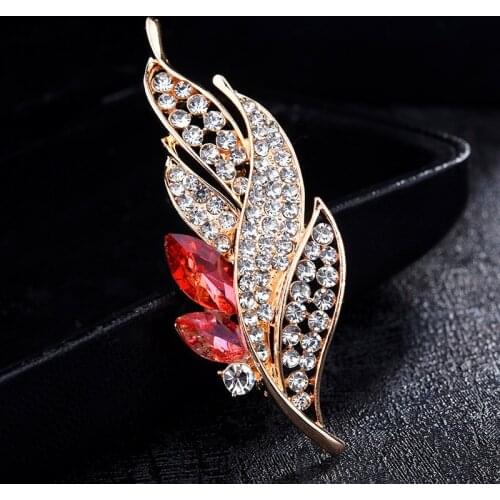 Vintage New Fashion Luxury Elegant Red Crystal Leaf Flower Brooches Gold Color Rhinestone Alloy Plant Brooch Lady Party Pins Gif