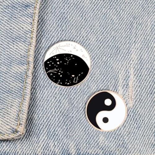 Chinese Ying Yang Tai Chi Black White Round Brooch Accessories Vintage Brooch Metal Pin Cool Lapel Pins For Women Man Kids Badge