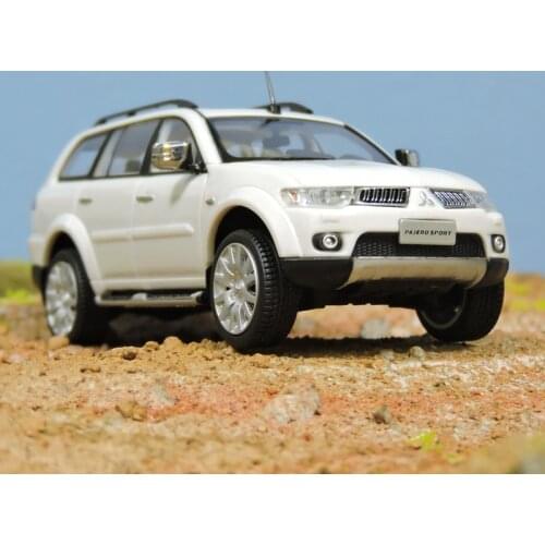 1/43 Scale Resin Model Cars Pajero Sport Gift Adult Collection Souvenir Static Display Boy Toy Boxed 30th Anniversary Edition