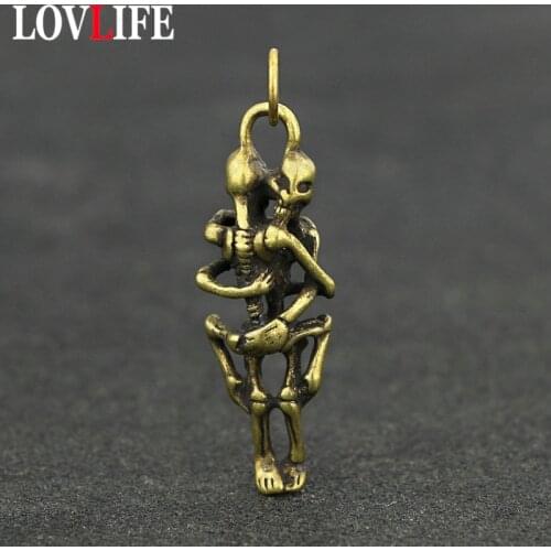 Handmade Pure Brass Skeleton Skull Lover Punk Key Chain Vintage Copper Mini Hug Statue Keychain Pendant Ornament Funny Toy Gifts