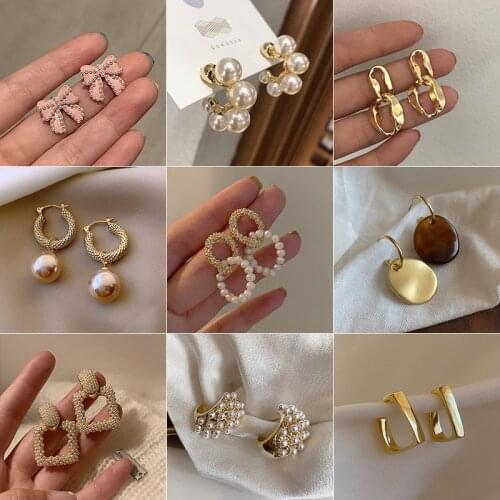 New Ladies Earring Korean Temperament Metal Geometric Pearl Bow Stud Ear Nail Suitable for Women Out Wedding Ear Jewelry Pendant