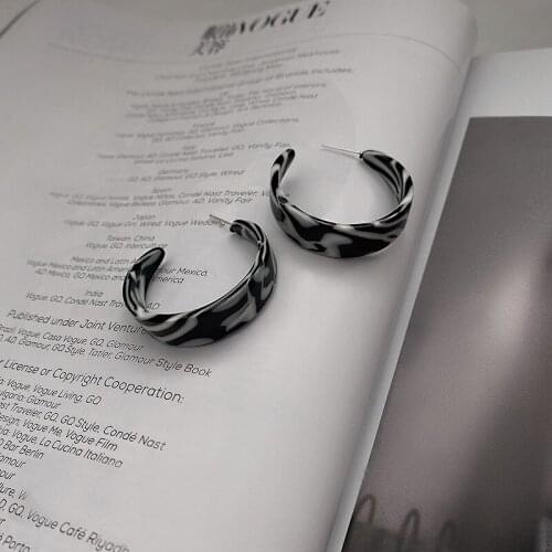 Minar Hip Hop Black White Color Resin Hoop Earrings for Women Ladies C Shape Geometric Chunky Earrings Trendy Accessories