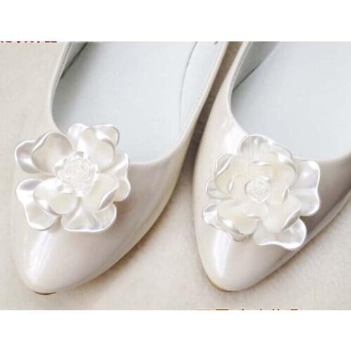 Free shipping 2 pcs/lot of Fashion Nanyang shell manual temperament of flowers white pearl luster removable shoe clip