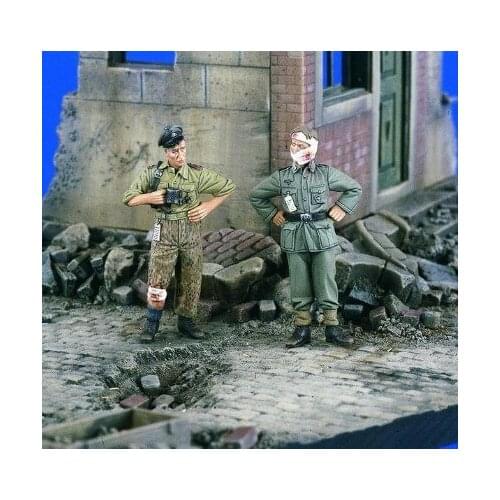 1:35 resin assembled model scene layout World War II model 2 figures are unpainted (scene not included)