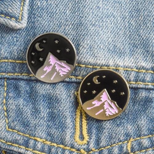 Fashion Jewelry Enamel Brooch for Christmas Gift Cowboy Badge Hiking Camping Souvenir Brooch Snow Mountain Range Graphic Brooch