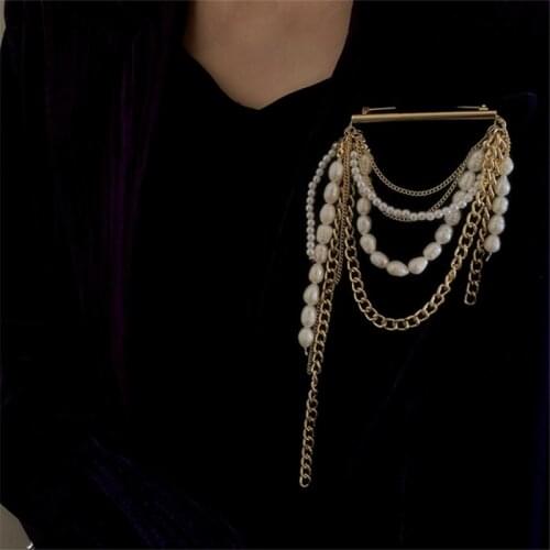 HUANZHI 2020 NEW Retro Paper Clip Metal Tassel Chain Baroque Pearl Cool Brooch for Women Man Party Collar Accessories Jewelry