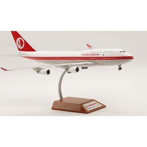 Diecast 1:200 Scale 9M-MPP Malaysian Airline Airplane B747-400 Model Toy with Base Landing Gear Alloy Aircraft Plane Souvenir