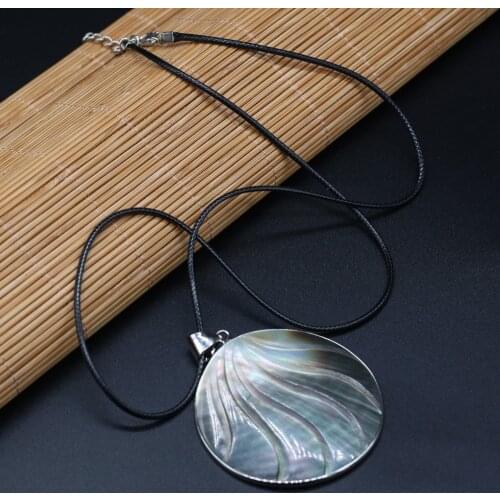 Charms Natural Shell Pendant Necklace Grey Shell Pendant Necklace Round Shape for Jewelry Gift Length 55+5cm Size 50x50mm