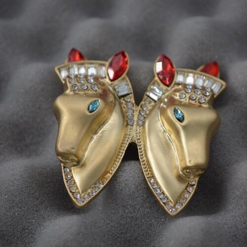 2019 Ms. European and American retro double horse head crystal brooch pin accessories suit gift