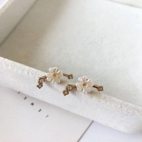 Beautiful White Flowers Cubic Zirconia Stud Earrings Temperament Shiny Earrings Wholesale