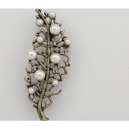 CORAL PEARL retro hollow alloy popular autumn and winter new sweater cardigan coat windbreaker fashion versatile Brooch