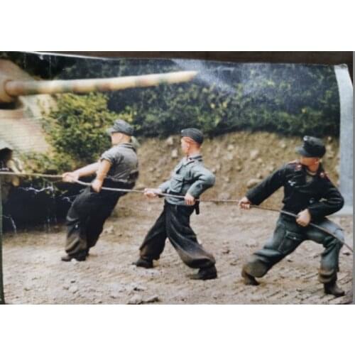 1/35 Scale German Traction Tank Armor 3 People WWII Unpainted Resin Model Kit Miniatures Figures Free Shipping