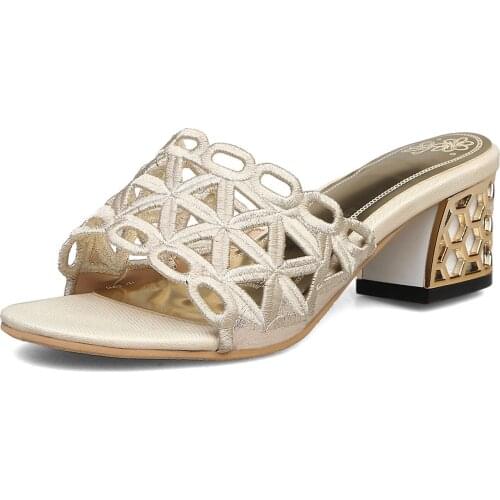 In the summer of 2019, the new product is thick and heeled with a half-sand sandal female 32-46