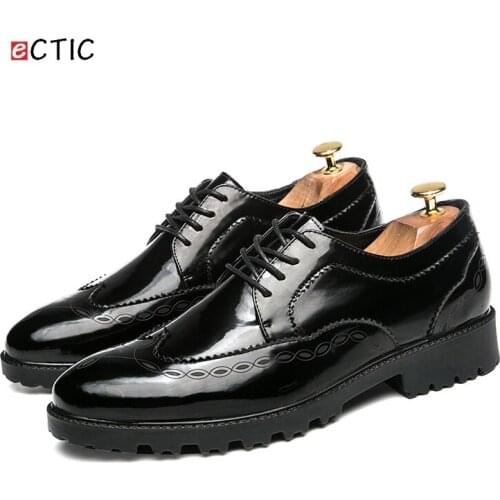 Ectic Patent Leather Upper Brogue Shoes for Men Fashion Flower Carve Bordered Vintage Dress Shoes Walking Shoes Dropshipping