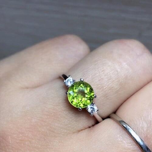 The natural olivine ring is exclusive to women. 925 silver and any clothes are beautiful