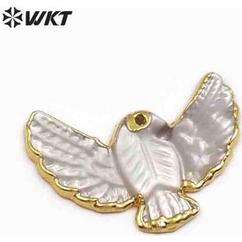 WT-JP078 Amazing Design Bird Of Peace Shape Shell Pendant Natural Sea Shell With Dainty Crave Gold Trim Peace Dove Pendant Jewel