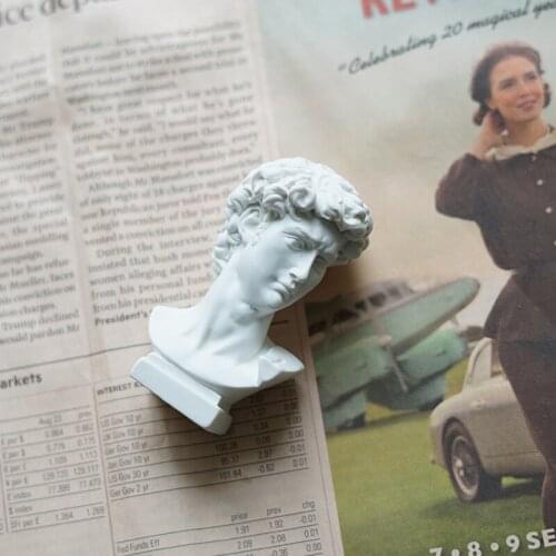 Decoracion Hogar Moderno Resin Mini Sculpture Adornos Para Casa Decoracion Sala People Statue Character Figurines