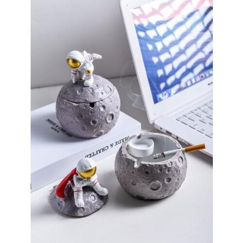 European Resin Astronaut Ashtray Creative with Cover Anti Fly Ash Personality Trend Home Living Room Decoration Ornaments