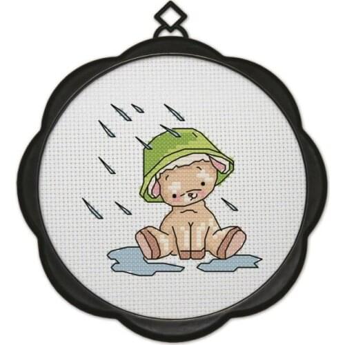 The cross stitch pattern is printed on the cloth with a small pattern of cotton embroidery in the frame