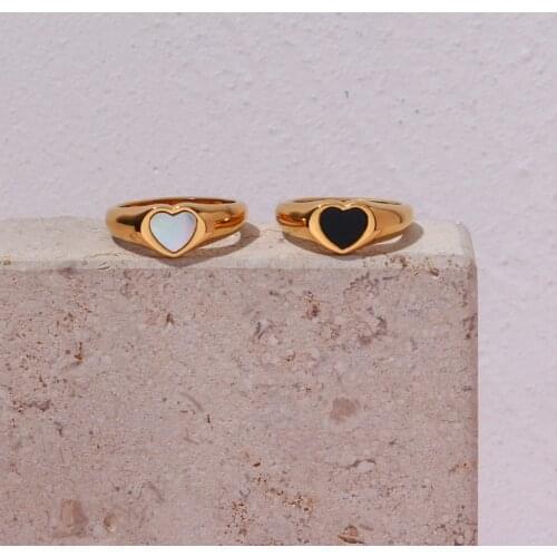 2021 New Tarnish Free Black Acrylic Natural Shell Ladies Thin Band Love Ring18K Gold Plated Heart Ring in Stainless Steel