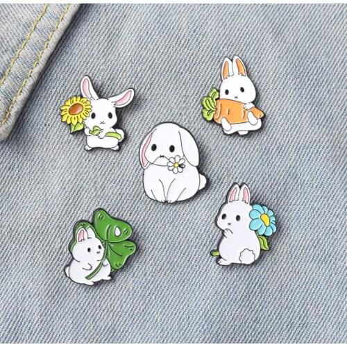 20/Lo Dog Rabbit With Flower Carrot Alloy Brooch Figures Pin For Lapel Action Figure