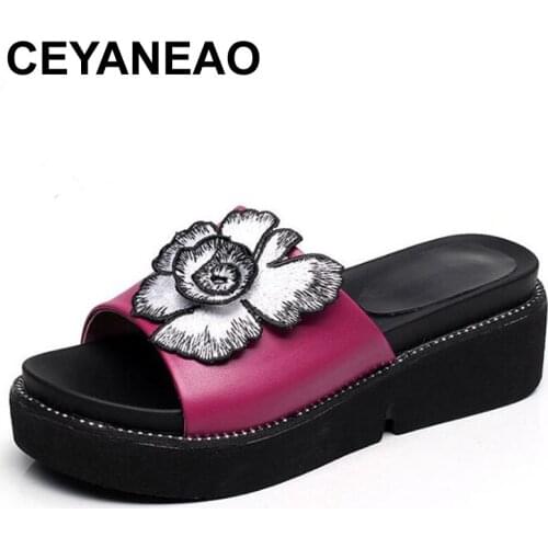 CEYANEAO Big Flower Decoration White Black Split Leather Shoes New Fashion Summer Beach Shoes Slippers For Women Wedge Platform