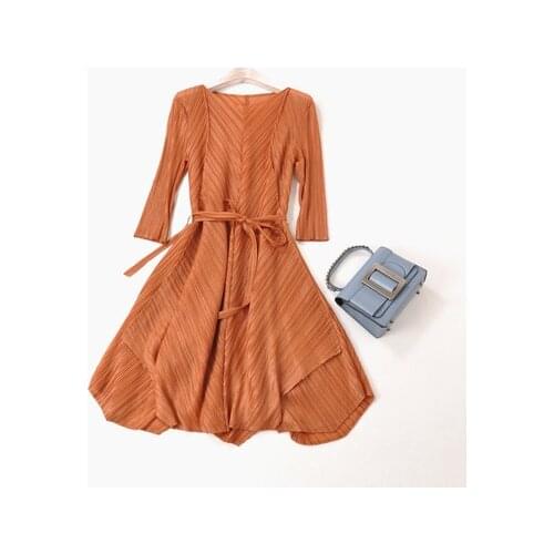 HOT SELLING Fold in fashionable dress Round collar Shiny pleated belt dress IN STOCK